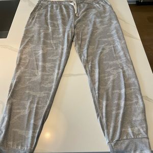 Vuori lightweight gray camo joggers L
